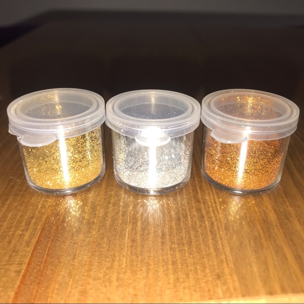 Bundle of cosmetic glitter